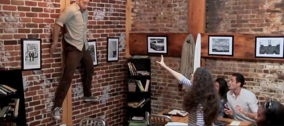 Video: Telekinetické schopnosti priklincujú muža na stenu